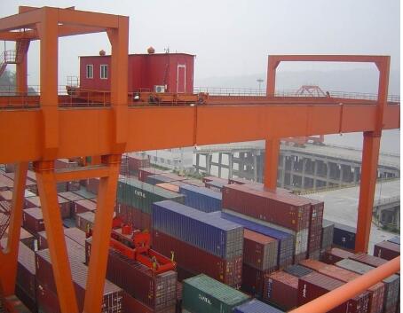 在狭窄场地中，路桥门式起重机如何作业？